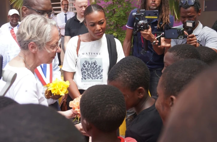 La ministre de l'Education, Elisabeth Borne, a promis de rétablir l'école "le plus vite possible" pour y accueillir les élèves toute la journée, Mayotte le 30 janvier 2025.