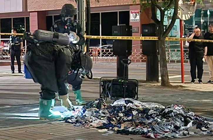 Photo diffusée par le ministère sud-coréen de la Défense, le 2 juin 2024, de militaires inspectant dans une rue de Séoul des objets considérés comme des déchets nord-coréens transportés par ballons