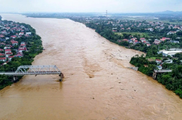 Vue aérienne du pont de Phong Chau, effondré sur le fleuve Rouge, dans la province de Phu Tho au Vietnam le 9 septembre 2024, après que le super typhon Yagi a frappé le nord du pays