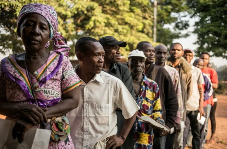 Des centrafricains font la queue devant un bureau de vote à Bangui, le 13 décembre 2015