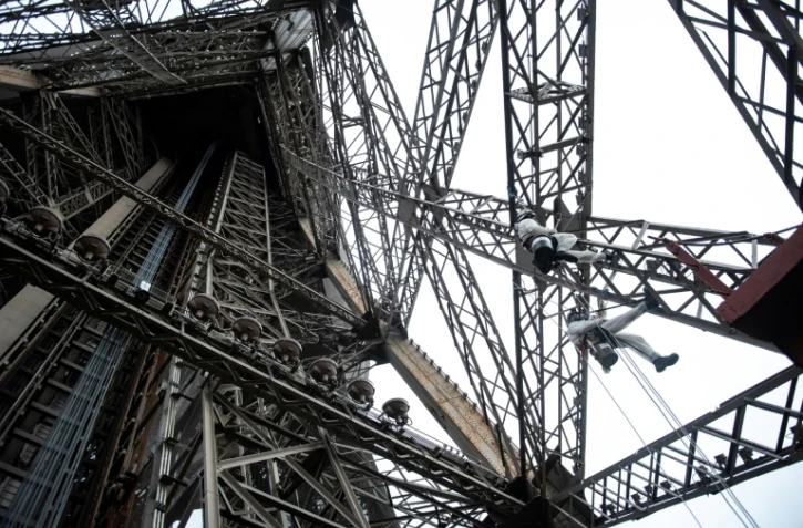 Des cordistes repeignent la Tour Eiffel le 1er février 2021 à Paris