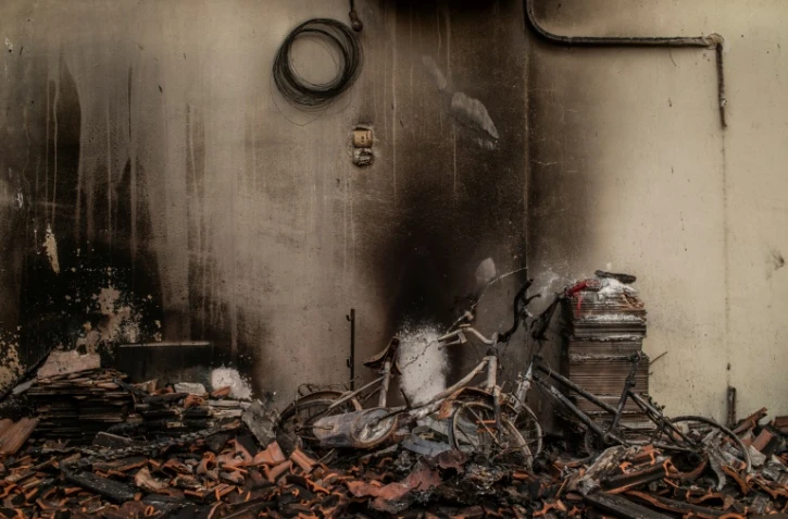 Mur extérieur d'une maison détruite par un incendie dans le village de Kastri, sur l'île grecque d'Eubée, le 10 août 2021