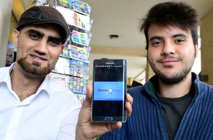 Omar Alshafai (G) et Ghaith Zamrik qui ont développé une application mobile pour les réfugiés syriens à Berlin, le 11 août 2016