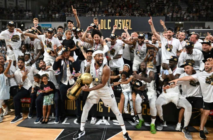 La joie des joueurs de l'Asvel, champions de France après leur victoire contre Monaco, le 25 juin 2022 à Villeurbanne
