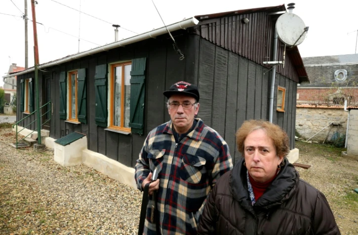 Alain et Jocelyne Pelletier devant leur maisonnette de Pont-Arcy, près du Chemin des Dames, dans le nord-est de la France, le 2 décembre 2016