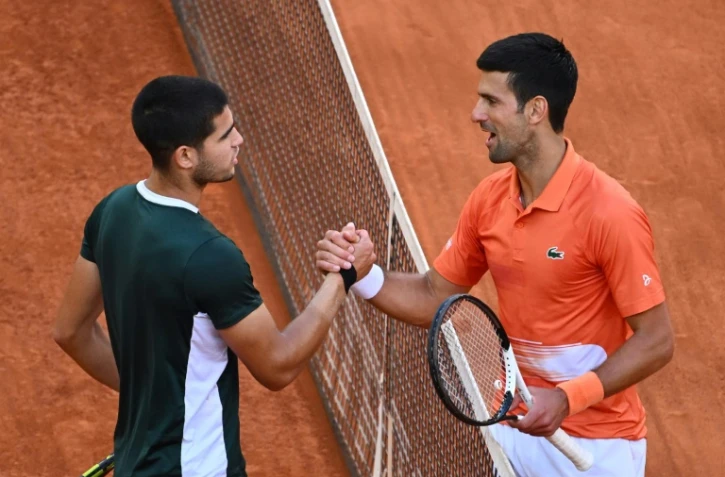 Carlos Alcaraz et Novak Djokovic Ă l'issue de leur confrontation en demi-finale au Masters de Madrid, le 7 mai 2022