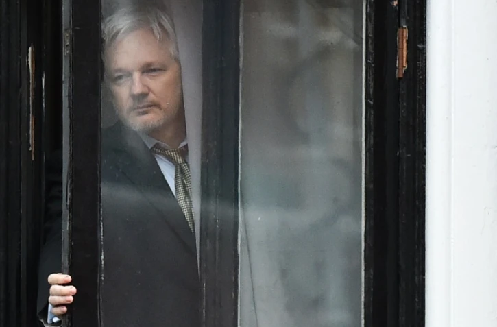 Julian Assange au balcon de l'ambassade d'Equateur le 5 février 2016 à Londres 
