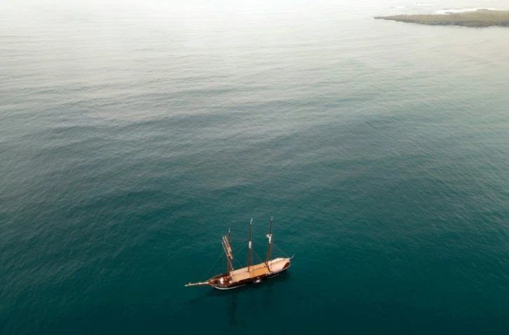 Vue aérienne de la goélette à trois mâts Oosterschelde, à Puerto Ayora, dans l'archipel des Galapagos, le 11 mai 2024 en Équateur