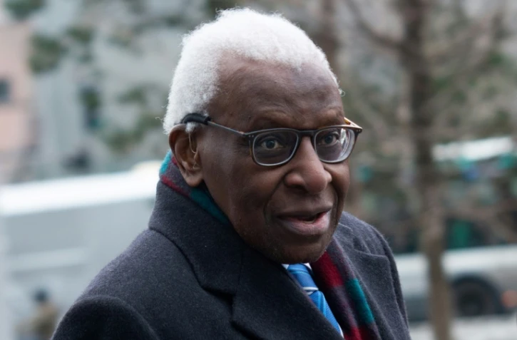 L'ancien patron de la Fédération internationale d'athlétisme Lamine Diack arrive au tribunal à Paris le 13 janvier 2020