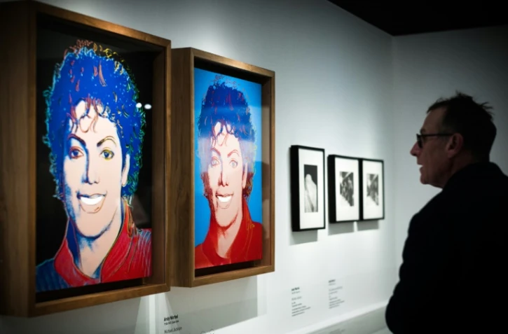 Un visiteur observe une oeuvre faisant partie de l'exposition "On The Wall" au Grand Palais, le 21 novembre 2018
