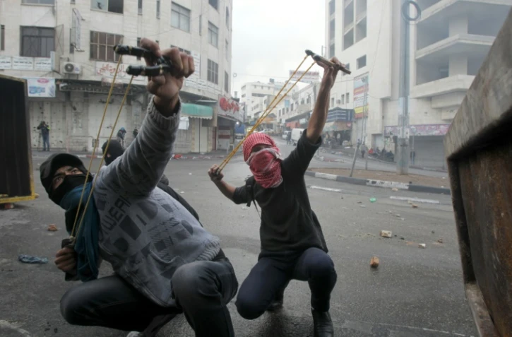 Des Palestiniens armés de fronde à Hébron le 29 octobre 2015