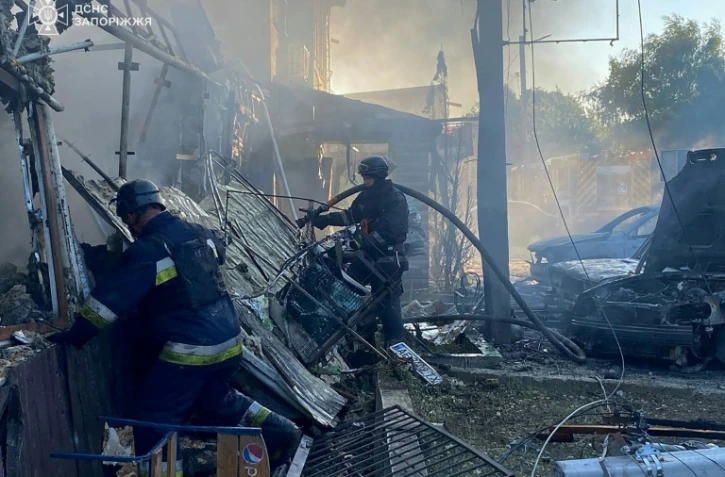 Photo non datée publiée sur la chaîne Telegram officielle du ministère de l'Intérieur ukrainien, le 29 juin 2024, montrant des pompiers sur le site d'une frappe russe à Vilniansk, dans la région de Zaporijjia