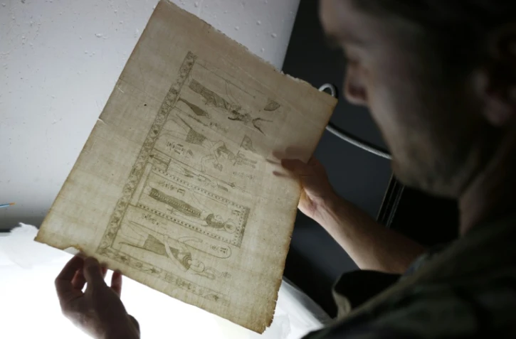 Simone Martini, un restaurateur italien, travaille à la restauration du livre "Thesaurus Hyeroglyphicorum" à la bibliothèque d'Ajaccio, en Corse, le 7 septembre 2018.