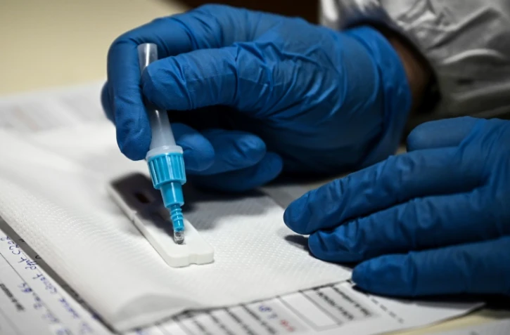 Un personnel de santé réalise un test antigénique de dépistage du Covid-19 dans le groupe scolaire Fénelon Notre-Dame à La Rochelle, en Charente-Maritime, le 13 janvier 2022