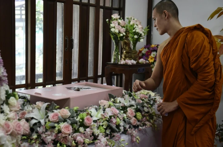 Un moine bénit le cercueil  rose dans lequel repose Dollar un petit chien, le 14 septembre 2017, au temple bouddhiste de  Wat Krathum Suea Pla, à Bangkok