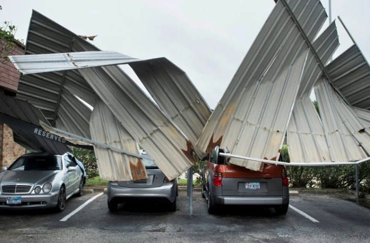 Des voitures et des tôles après le passage de l'ouragan Harvey à Galveston au Texas, le 26 août 2017