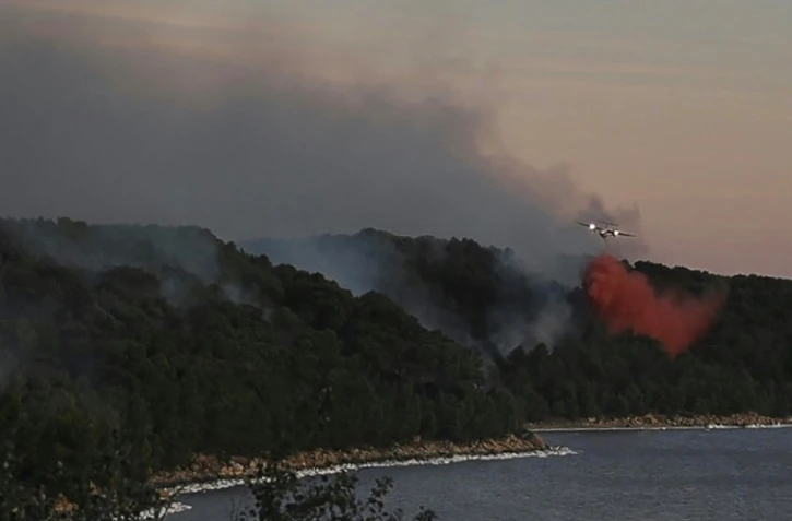 Un Canadair dépose au-dessus d?un feu de forêt à Istres, dans le sud-est de la France, le 24 août 2020