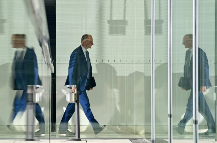 Le leader de la CDU et futur chancelier allemand, Friedrich Merz, arrive à une réunion au Bundestag, le 17 mars 2025, à Berlin