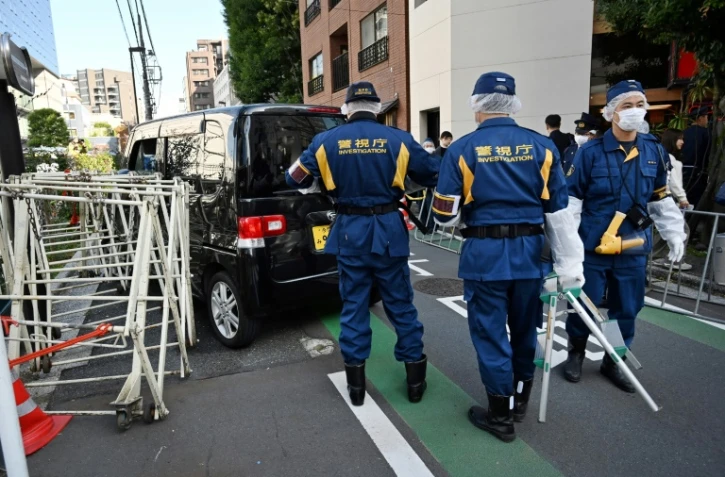Des policiers près d'une voiture qui a percuté une barrière à proximité de l'ambassade d'Israël à Tokyo, le 16 novembre 2023 au Japon