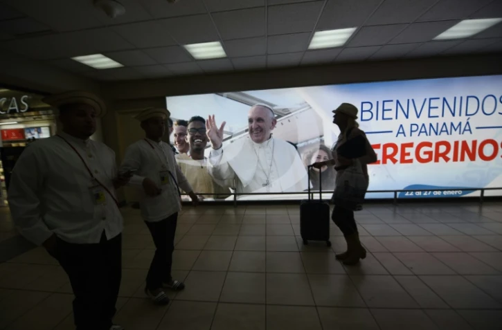Une affiche avec le pape François et le slogan "Bienvenue au Panama, pèlerins" à l'aéroport de Panama le 21 janvier 2019.