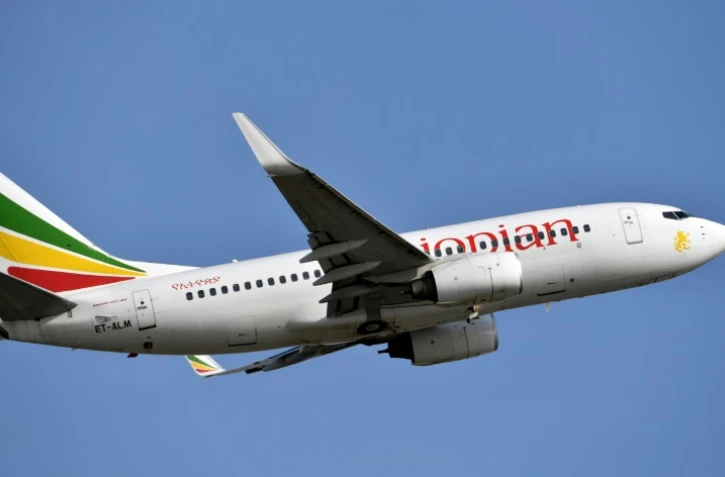 Un Boeing 737-700 d'Ethiopian Airlines décolle de l'aéroport Félix Houphouet-Boigny d' Abidjan le 28 novembre 2017.
