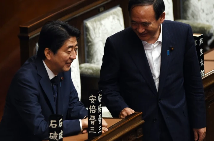 Le Premier ministre japonais, Shinzo Abe (G) et son chef de cabinet Yoshihide Suga (D), le 18 septembre 2015