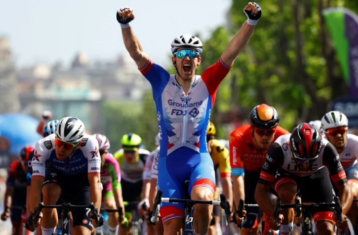 Arnaud Démare célèbre sa victoire lors de la 5e étape du Tour d'Italie, le 11 mai 2022 à Messine.