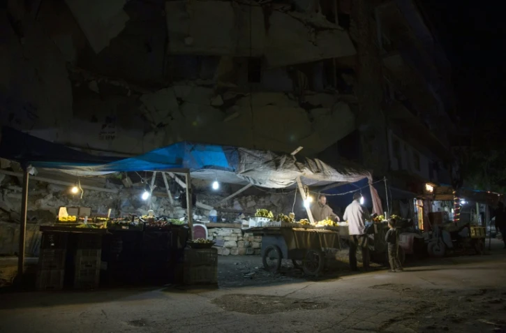 Un marchand de fruits et légumes ouvre son étal quelques heures après l'annonce d'une trêve de 48 heures à Alep en Syrie, le 4 mai 2016