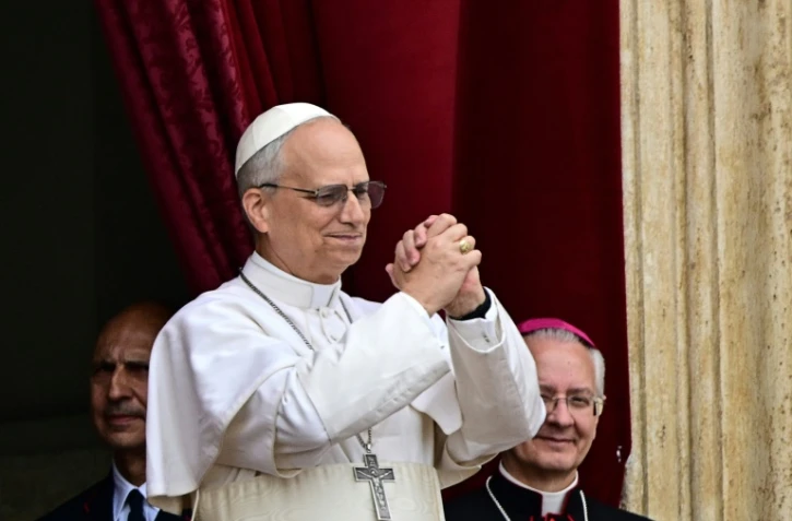 Le pape Léon XIV fait un geste en direction de la foule de fidèles depuis le balcon de la basilique Saint-Pierre au Vatican après la prière Regina Caeli, le 11 mai 2025