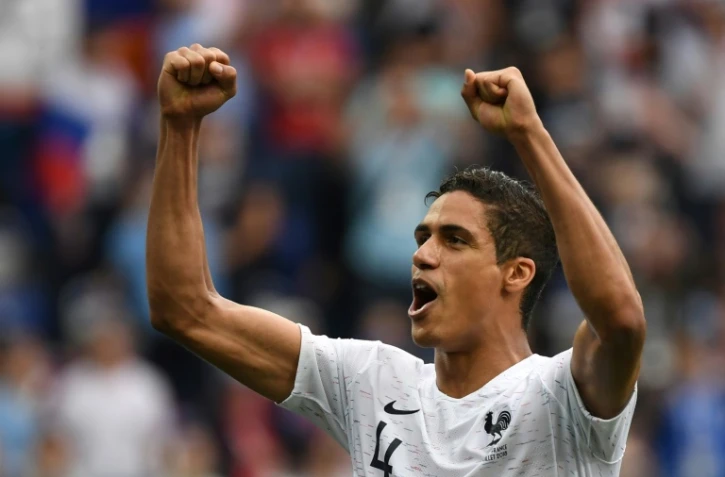 Le défenseur Raphaël Varane célèbre la victoire de l'équipe de France face à l'Uruguay, en quart de finale, à Nijni Novgorod, le 6 juillet 2018