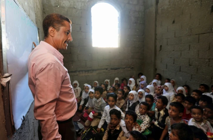 Des enfants yéménites assistent à des cours dans une maison transformée en école à Taëz, dans le sud-ouest du pays en guerre, le 3 octobre 2018