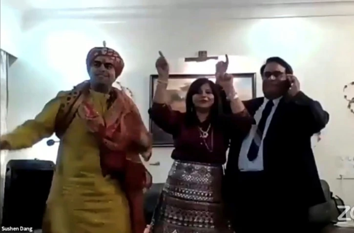 Confinés, des couples indiens se marient en ligne