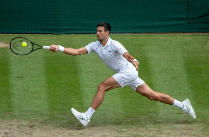 Le Serbe Novak Djokovic face au Hongrois Marton Fucsovics en quart de finale de Wimbledon, le 7 juillet 2021