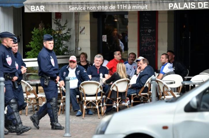 Supporters russes et slovaques attablés à une terrasse à Lille, le 15 juin 2016
