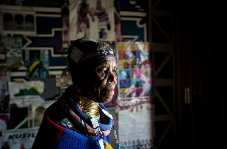 A 81 ans, la peintre Esther Mahlangu peut se réjouir: son oeuvre est enfin reconnue en Afrique du Sud.