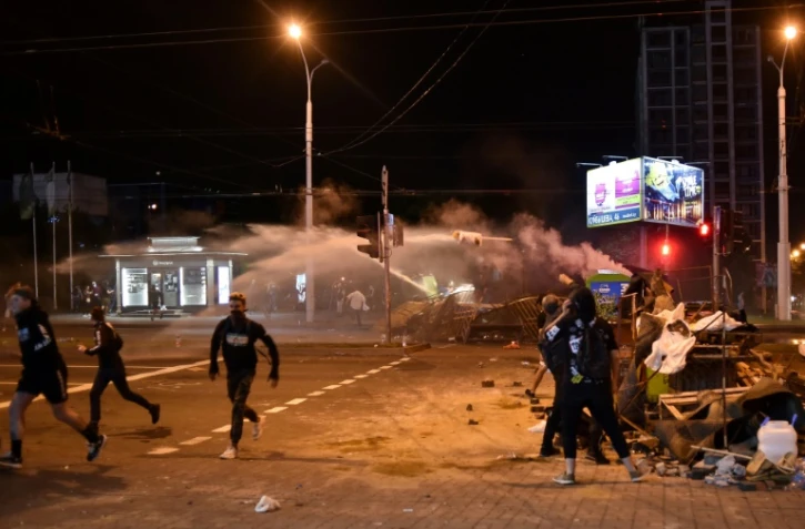 La police utilise un canon à eau contre des manifestants de l'opposition au président bélarusse Alexandre Loukachenko à Minsk, le 10 août 2020