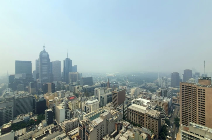 De la fumée visible dans le ciel de Melbourne en raison des immenses incendies dans le Bush australien à l'est de la ville, le 14 janvier 2020. 