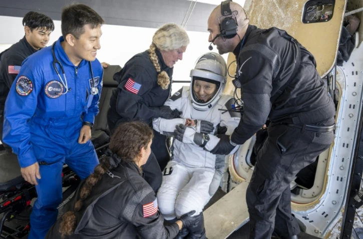 Photo diffusée par la Nasa montrant l'astronaute de l'ESA Sophie Adenot recevant de l'aide pour sortir du vaisseau spatial SpaceX Dragon Freedom, à bord du navire de récupération Shannon, après son amerrissage dans l'océan Pacifique au large de Los Angeles, le 8 octobre 2026 en Californie