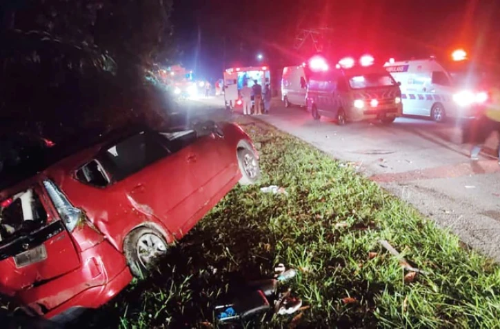 Photo prise et diffusée par le service d'incendie et de secours de Perak, le 9 juin 2025, montrant un minivan après sa collision avec un autobus à Gerik-Jeli, dans l'État de Perak, en Malaisie