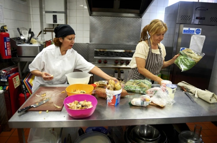La Péruvienne Marlith Tenazoa Del Aguila (g) et la Brésilienne Roberta Siao cuisinent dans le restaurant Mazi Mas restaurant à Kennington, dans le sud de Londres, le 17 septembre 2015