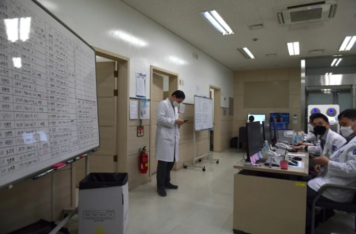 Les médecins traquent les nouveaux cas de Covid-19 dans une cellule de crise à l'hôpital de Daegu en Corée du Sud, le 10 mars 2020