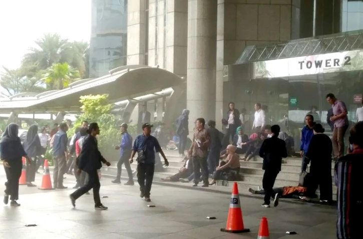 Des personnes se précipitent à l'extérieur de l'immeuble abritant la Bourse de Jakarta après l'effondrement d'un balcon intérieur, le 15 janvier 2018 en Indonésie