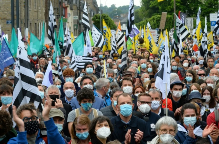 Des personnes manifestent le 29 mai 2021 à Guingamp, en Bretagne, pour défendre "l'enseignement immersif" en langues régionales