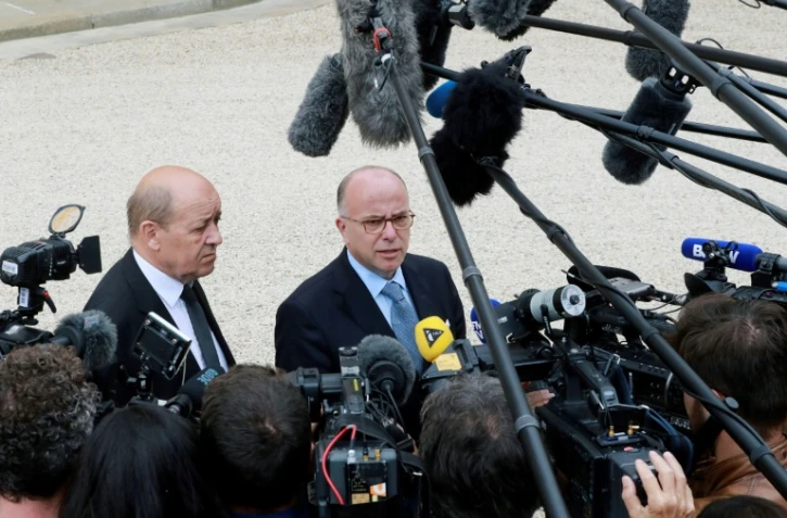 Le ministre de la Défense Jean-Yves le Drian et le ministre de l'Intérieur Bernard le 3 juillet 2016 à l'Elysée à Paris