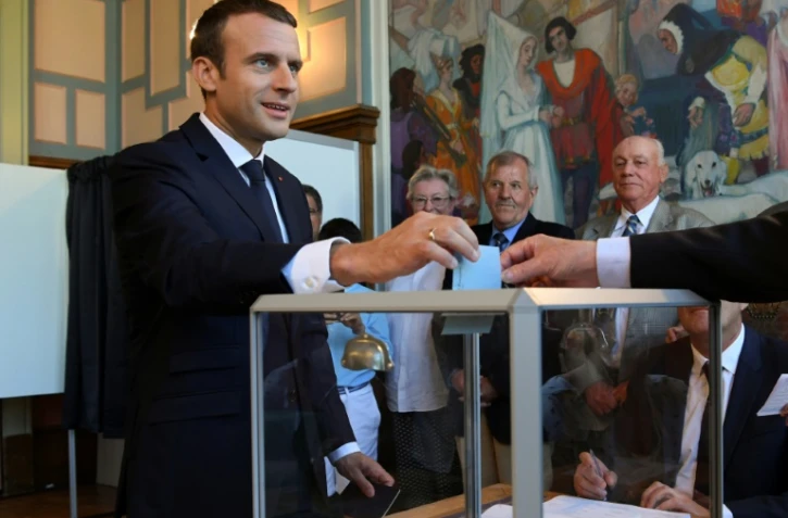 Le président français Emmanuel Macron vote au Touquet pour le second tour des législatives, le 18 juin 2017