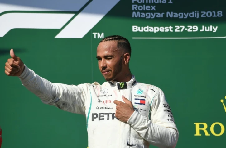 Le Britannnique Lewis Hamilton (Mercedes) sur le podium après sa victoire dans le Grand Prix de Hongrie, le 29 juillet 2018 à Mogyorod, près de Budapest 
