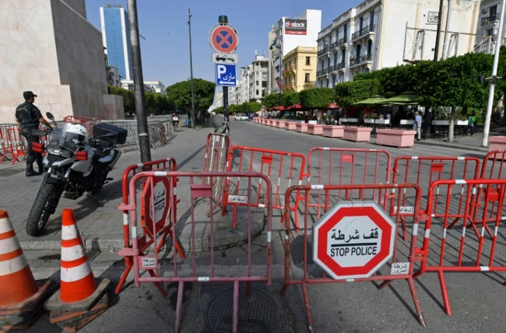 Barricade de la police sur l'avenue Habib Bourguiba à Tunis, le 27 juillet 2021