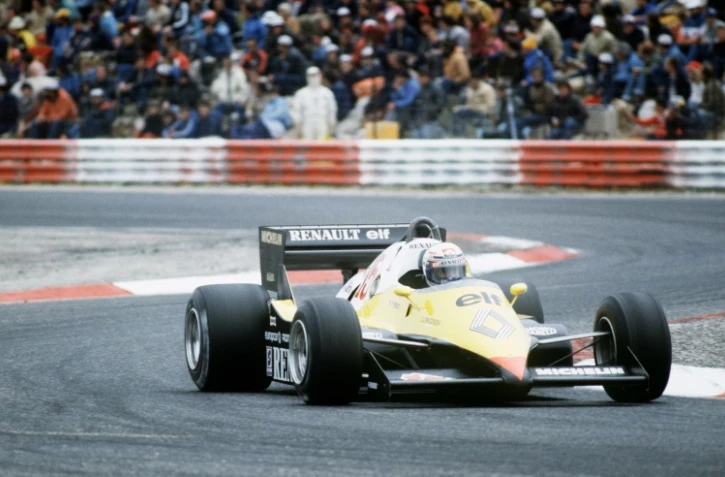 La monoplace Renault pilotée par Alain Prost sur le circuit Paul Ricard au Castellet, le 17 avril 1983