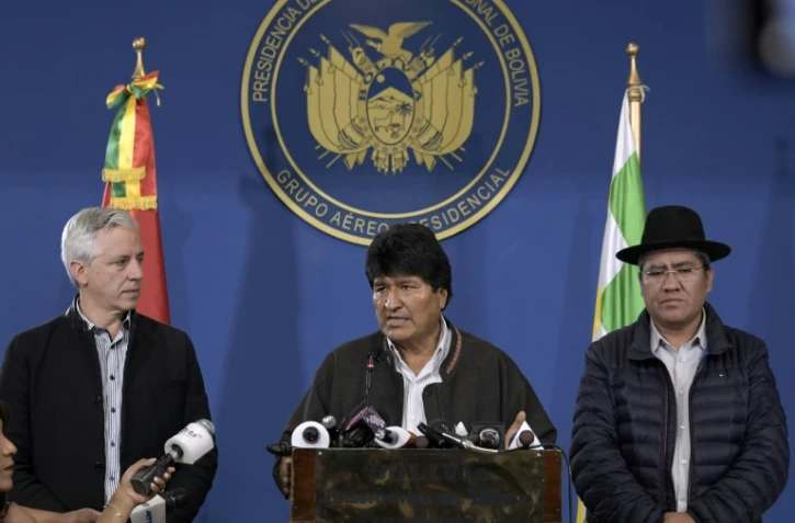 Le président bolivien Evo Morales (c) lors d'une conférence de presse le 9 novembre 2019 à El Alto, aux côtés du vice-président Alvaro Garcia Linera (g) et du ministre des Affaires étrangères Diego Pary (d)