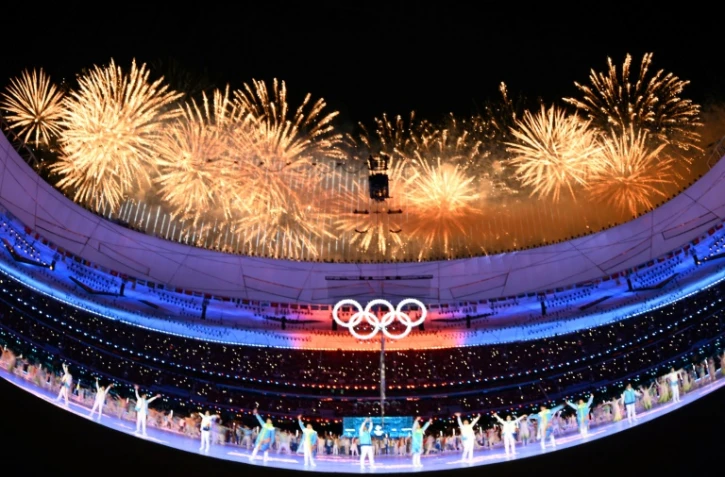 Des feux d'artifice illuminent le stade national de Pékin, lors de la cérémonie de clôture des Jeux olympiques, le 20 février 20222